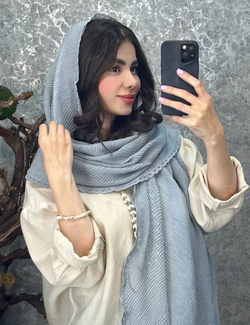 شال پلیسه دور گیپور اکلیلی با جنس نخ سبک در رنگ طوسی، مناسب استایل مجلسی