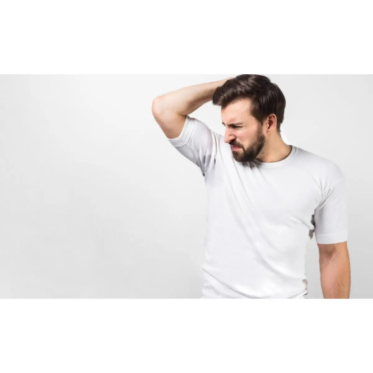 چگونه بوی عرق لباس را بدون شستن از بین ببریم