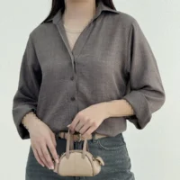 شومیز زنانه بغل چاک صوفیا رنگ طوسی مایل به قهوه‌ای با شلوار جین خاکستری