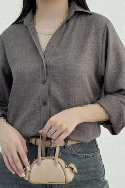 شومیز زنانه بغل چاک صوفیا رنگ طوسی مایل به قهوه‌ای با شلوار جین خاکستری