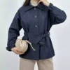 ترنچ کت زنانه سرمه‌ای سانتانا با کمربند و یقه شکاری شیکدونیا